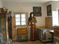 lidový nábytek a oděv