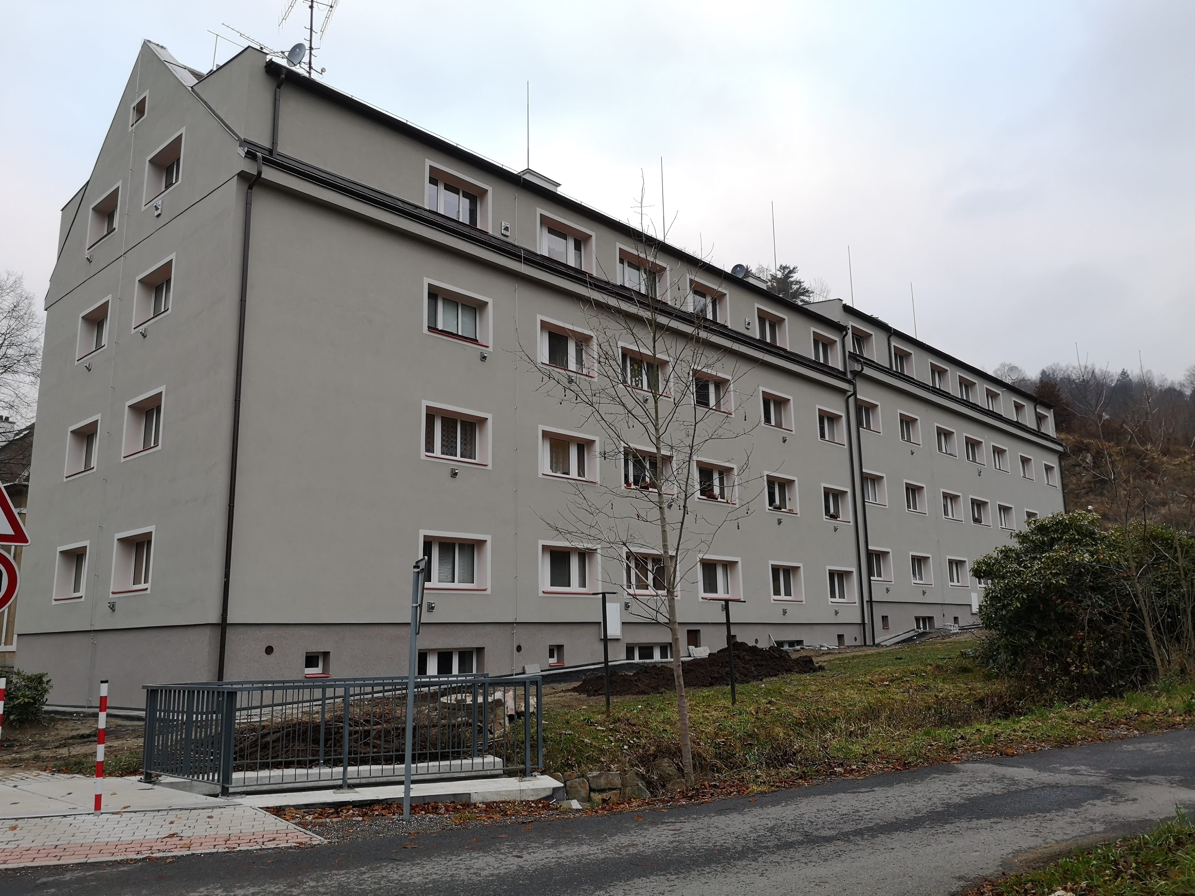 budova nábřeží Obránců míru 570 , 571